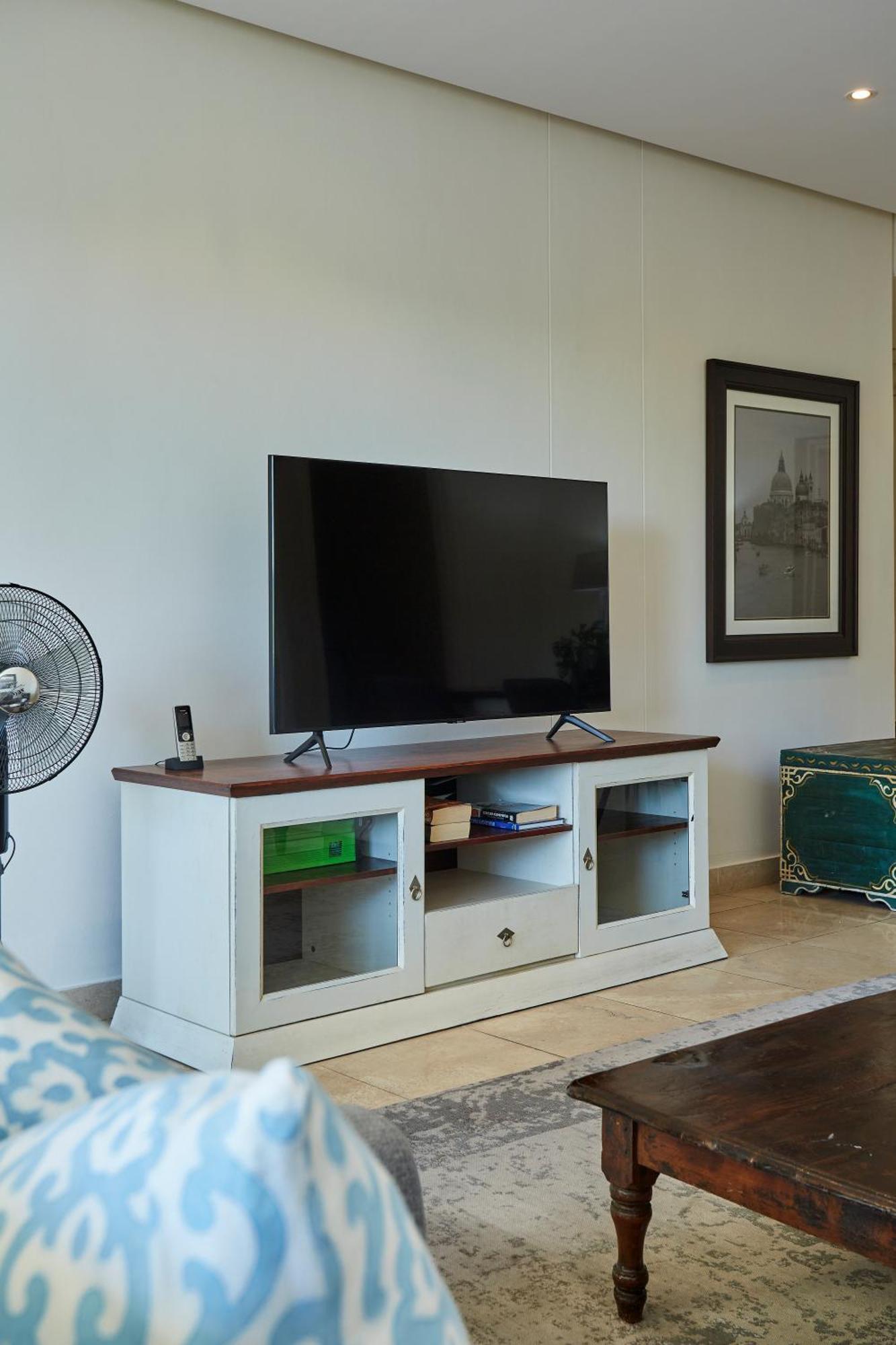 Spacious Waterfront Fast Wifi Apartment