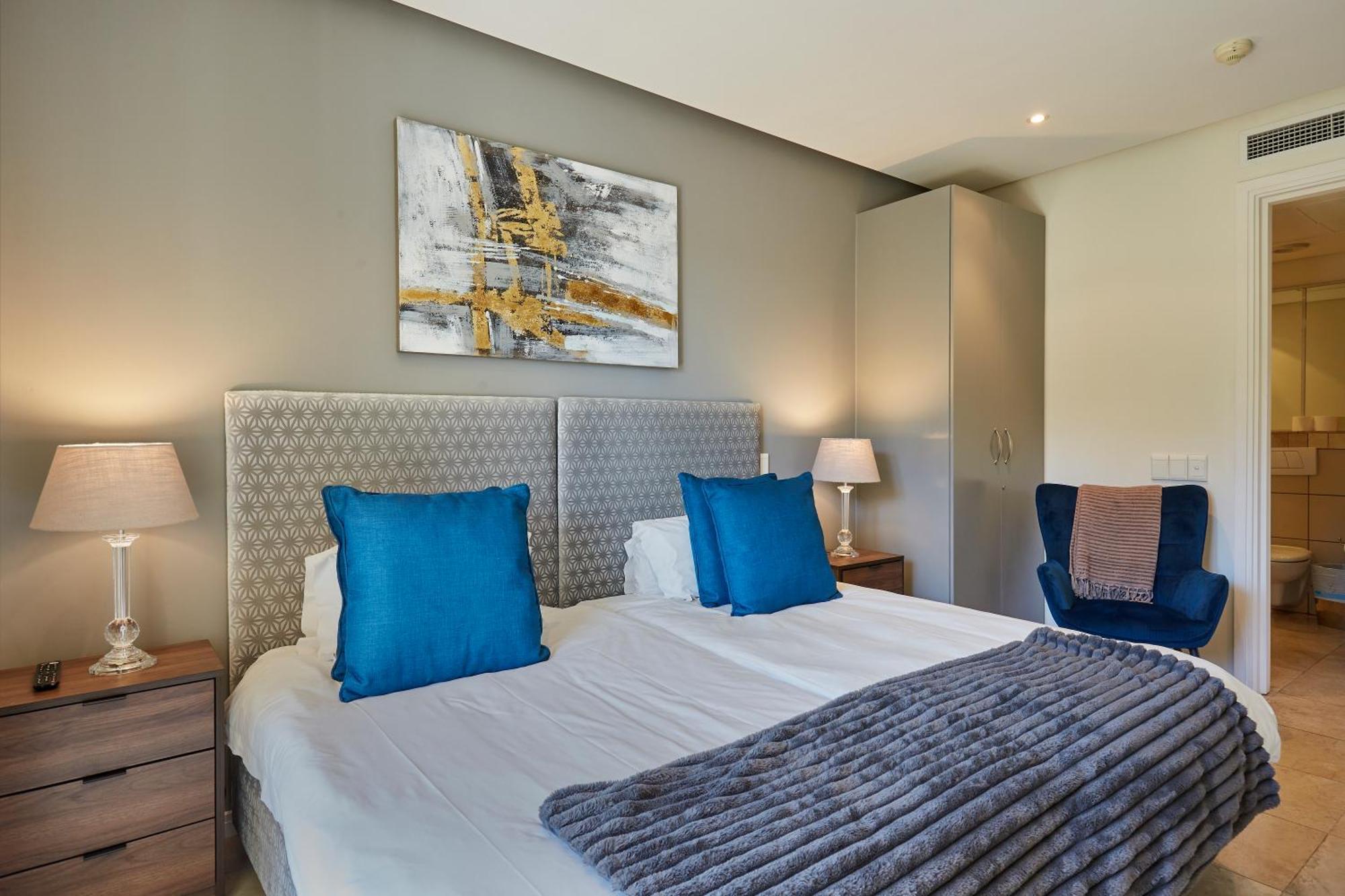 Spacious Waterfront Fast Wifi Apartment *
